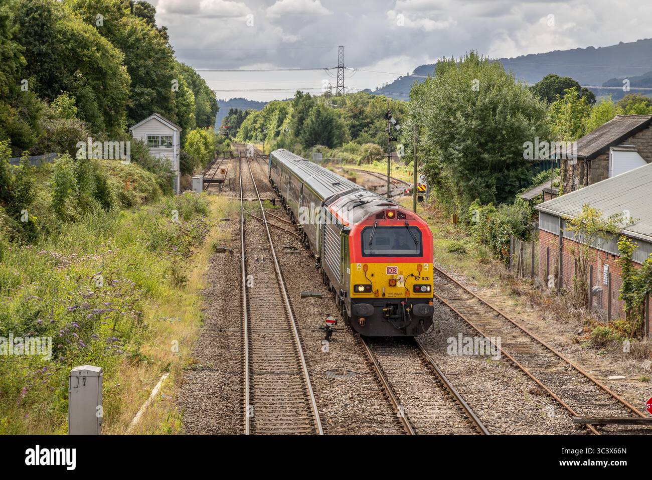Transport pour le pays de Galles classe 67 No.67020 approche de la gare d'Abergavenny avec le train 11 :33 pour Manchester Piccadilly Banque D'Images