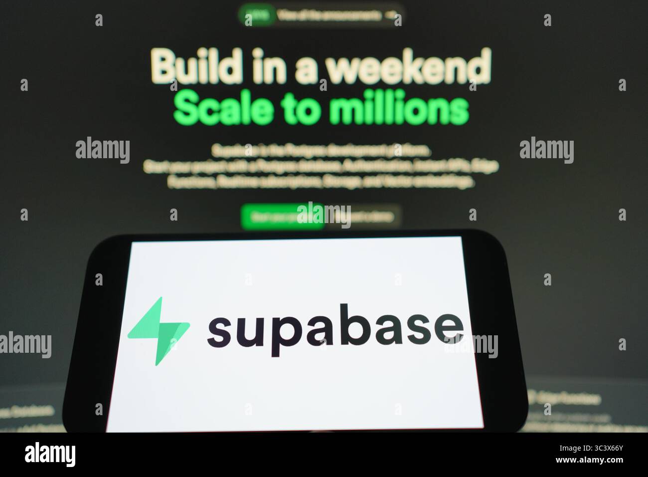 Roosendaal, pays-Bas - 27 juillet 2025 : un téléphone portable affichant le logo de Supabase, une base de données open-source, avec le site dans le backgrou Banque D'Images
