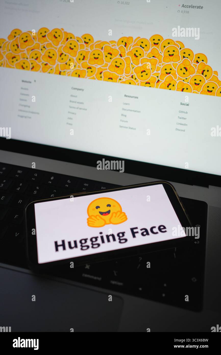 Roosendaal, pays-Bas – 14 juillet 2025 : un écran de smartphone affichant le logo de la face serrée, avec son site web en arrière-plan. Banque D'Images