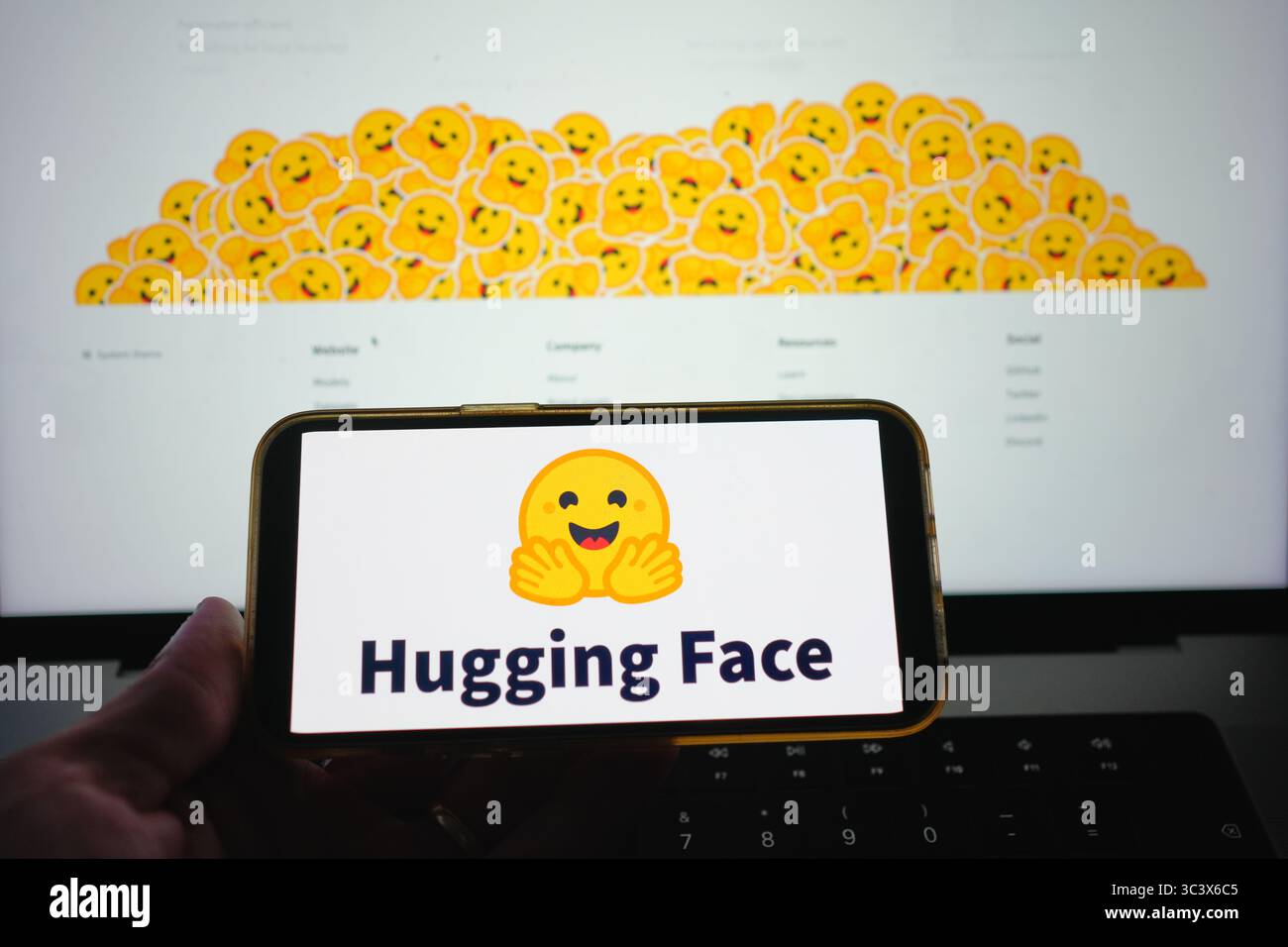 Roosendaal, pays-Bas – 14 juillet 2025 : un écran de smartphone affichant le logo de la face serrée, avec son site web en arrière-plan. Banque D'Images