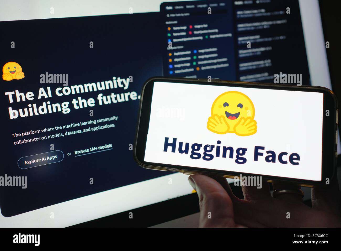 Roosendaal, pays-Bas – 14 juillet 2025 : un écran de smartphone affichant le logo de la face serrée, avec son site web en arrière-plan. Banque D'Images