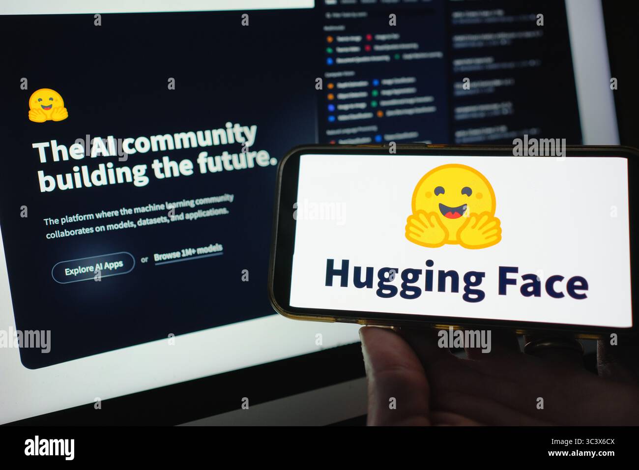 Roosendaal, pays-Bas – 14 juillet 2025 : un écran de smartphone affichant le logo de la face serrée, avec son site web en arrière-plan. Banque D'Images