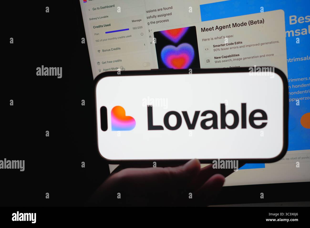 Roosendaal, pays-Bas – 14 juillet 2025 : un smartphone affichant le logo adorable avec sa plateforme web pour la création d’applications en arrière-plan. Banque D'Images