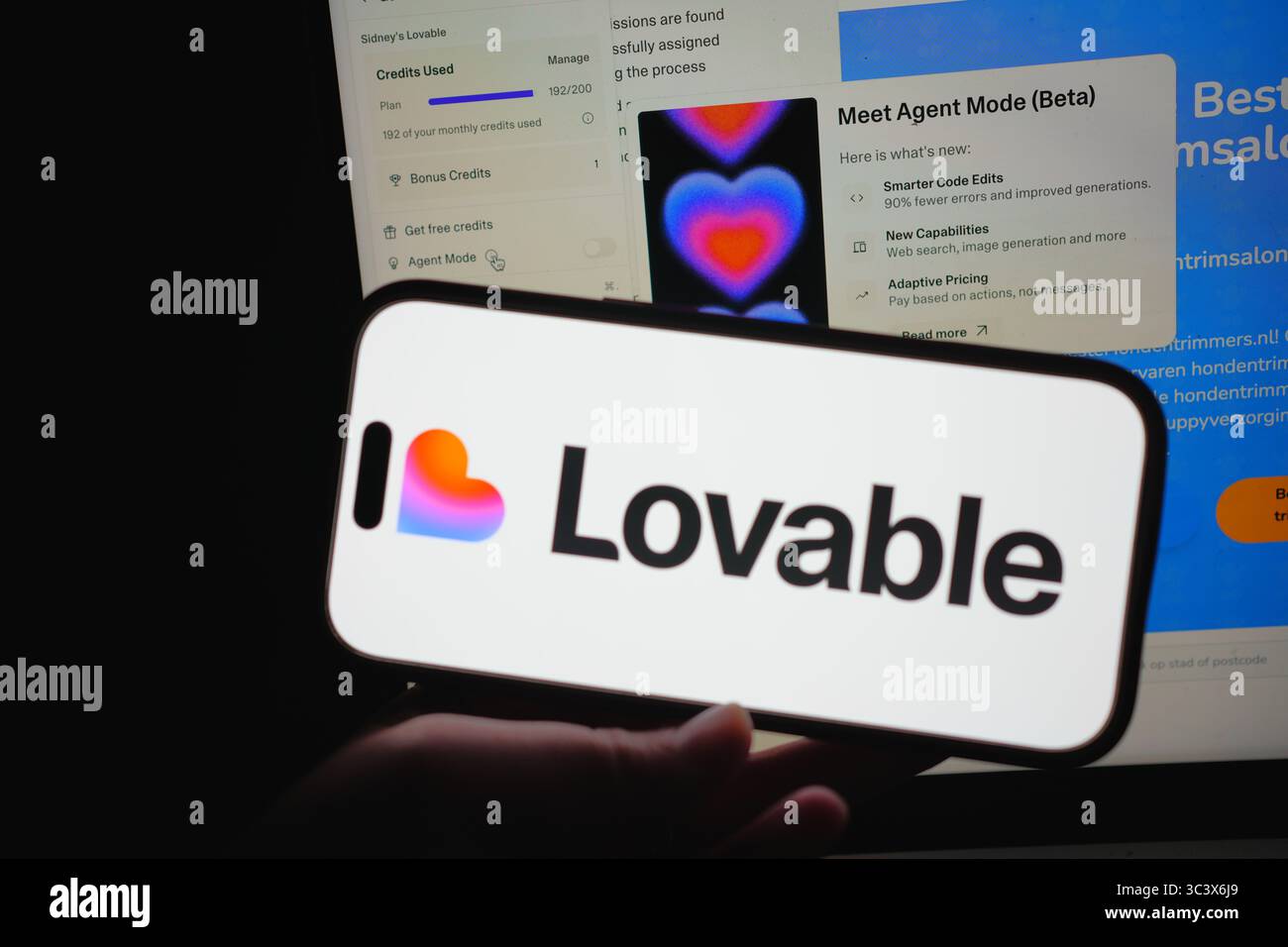 Roosendaal, pays-Bas – 14 juillet 2025 : un smartphone affichant le logo adorable avec sa plateforme web pour la création d’applications en arrière-plan. Banque D'Images