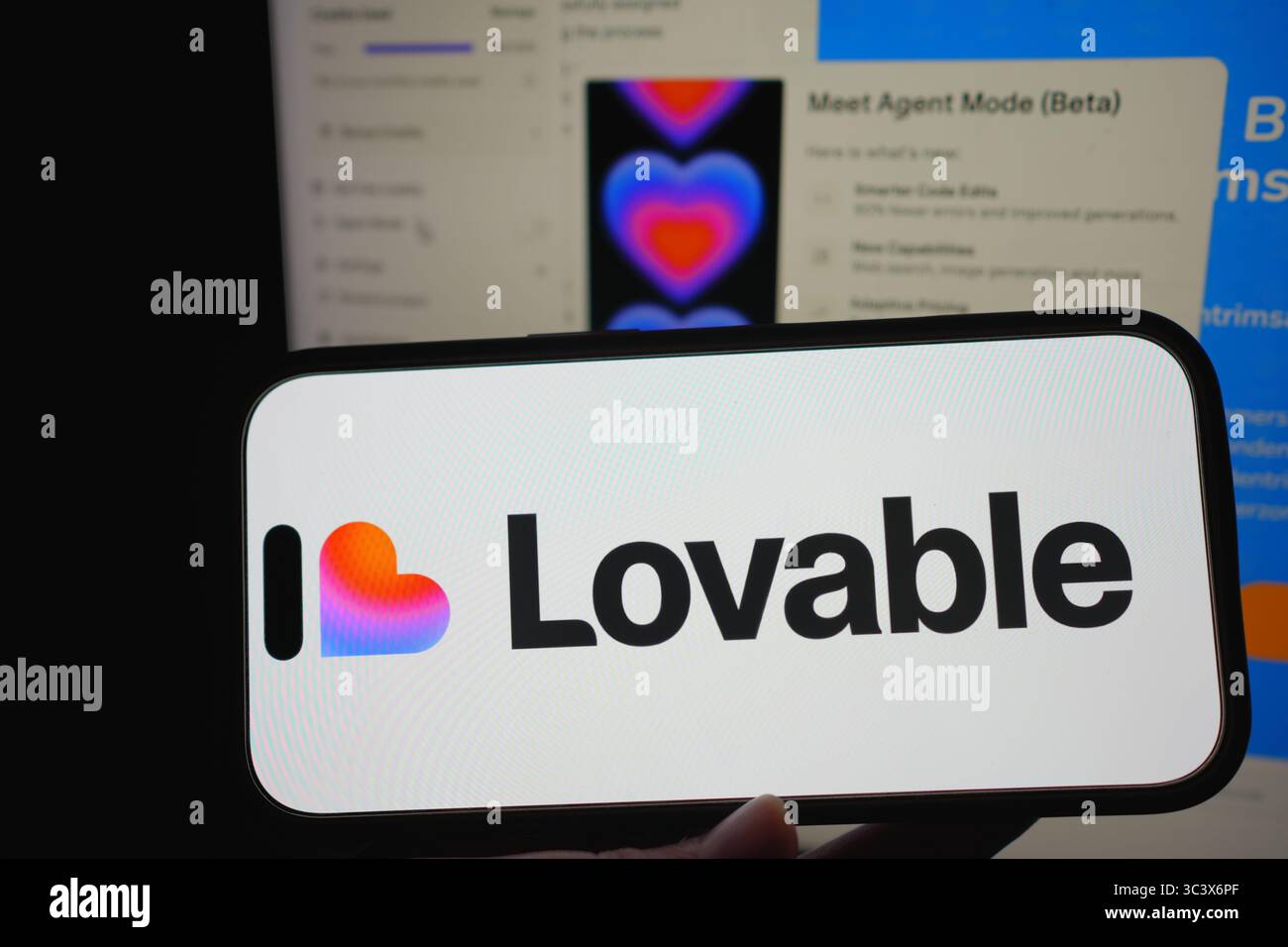 Roosendaal, pays-Bas – 14 juillet 2025 : un smartphone affichant le logo adorable avec sa plateforme web pour la création d’applications en arrière-plan. Banque D'Images