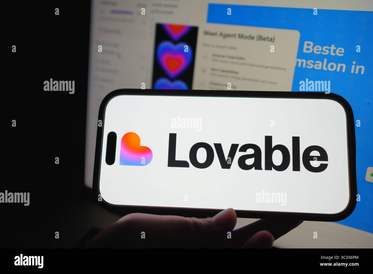 Roosendaal, pays-Bas – 14 juillet 2025 : un smartphone affichant le logo adorable avec sa plateforme web pour la création d’applications en arrière-plan. Banque D'Images