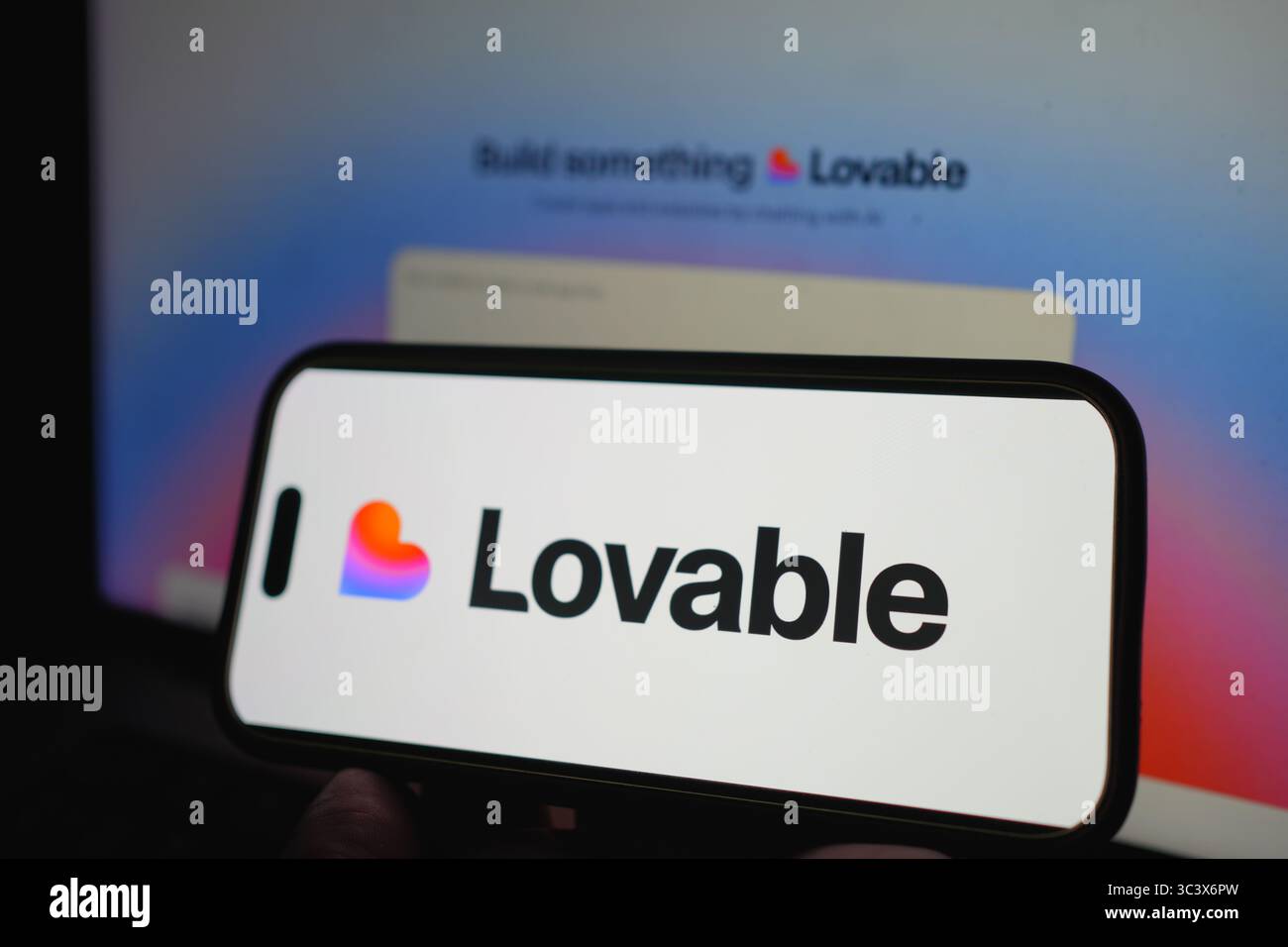 Roosendaal, pays-Bas – 14 juillet 2025 : un smartphone affichant le logo adorable avec sa plateforme web pour la création d’applications en arrière-plan. Banque D'Images