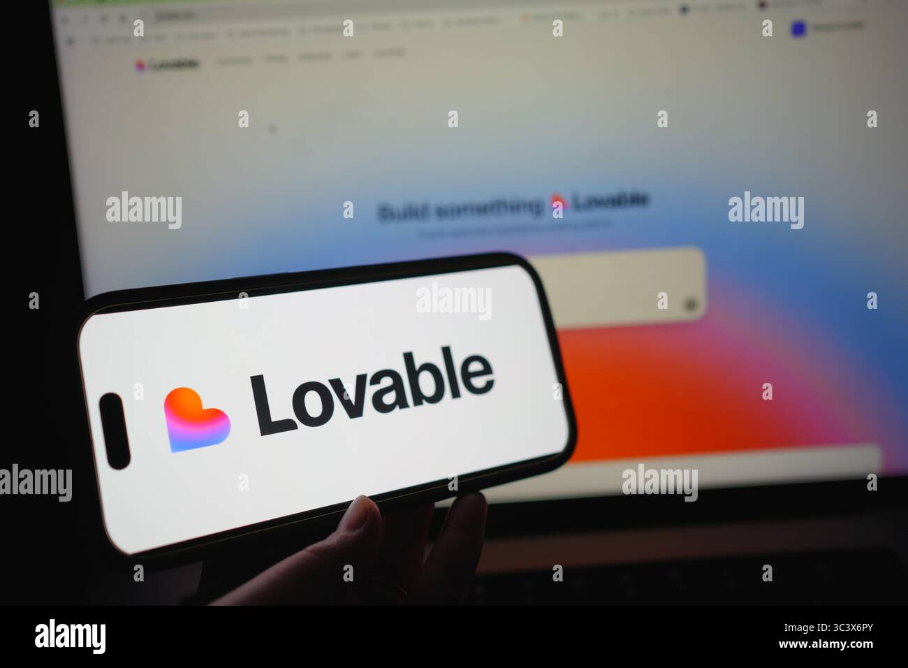 Roosendaal, pays-Bas – 14 juillet 2025 : un smartphone affichant le logo adorable avec sa plateforme web pour la création d’applications en arrière-plan. Banque D'Images