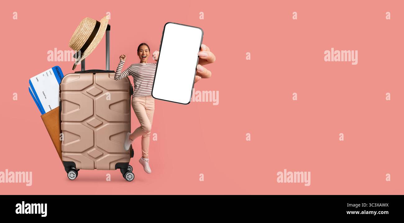 Planifier des vacances d'été avec une application téléphonique et bagages à la main Banque D'Images