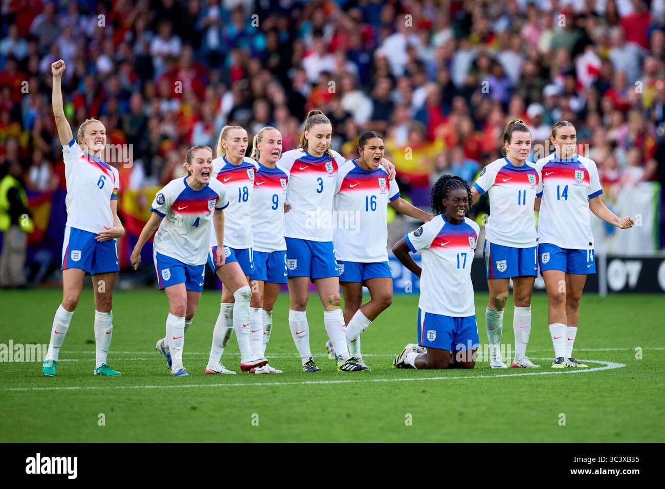 Bâle, Deutschland. 27 juillet 2025. Englische Spielerinnen Leah Williamson (6 ; Angleterre), Keira Walsh (4 ; Angleterre), Chloe Kelly (18 ; Angleterre) Angleterre), Beth Mead (9 ; Angleterre), Niamh Charles (3 ; Angleterre), Jessica carter (16 ; Angleterre), Lauren Hemp (11 ; Angleterre) und Grace Clinton (14 ; Angleterre) jubeln nach dem Elfmeterschie?en gegen Spanien UEFA Womens Euro 2025 finale : Angleterre ? Spanien ; Basel, créé Jakob-Park, 27.07.2025 crédit : dpa/Alamy Live News Banque D'Images