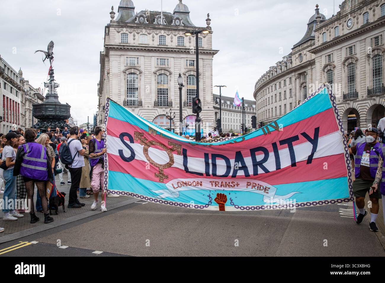 Bannière de solidarité TRANS dans Piccadilly Circus lors de la TRANS Pride 2025 de Londres Banque D'Images