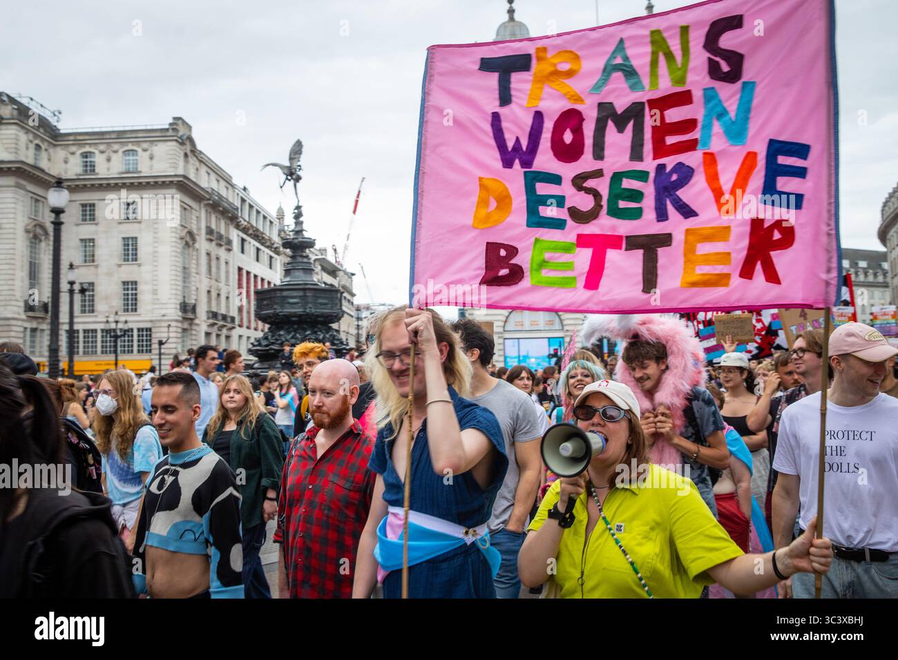 Bannière TRANS dans Piccadilly Circus pendant London TRANS Pride 2025 Banque D'Images