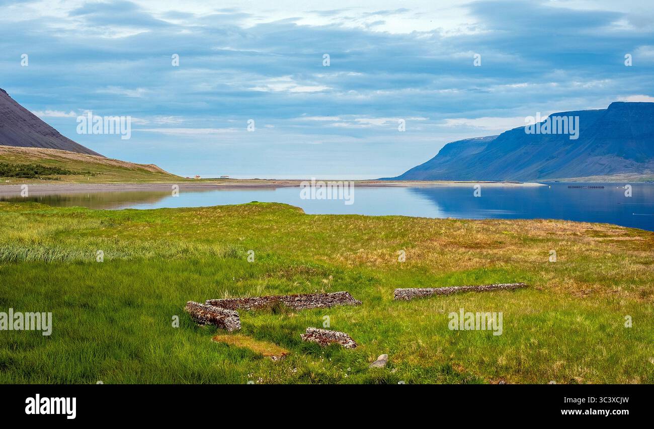 Pingeyri, Islande. 27 juillet 2025. 21 juin 2025 : les vestiges antiques d'une ferme islandaise le long des eaux tranquilles du matin du Pingeyrifjord, Pingeyri, Westfjords, Islande. (Crédit image : © Cal Sport Media/SIPA USA) crédit : SIPA US/Alamy Live News Banque D'Images