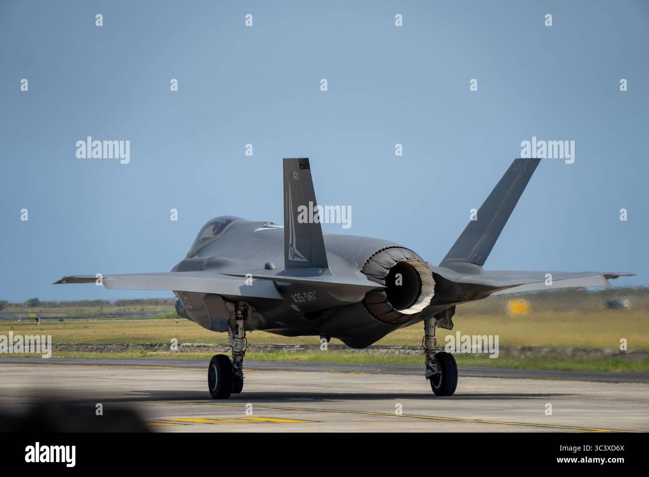 Bali, juillet 26 2025 : une vue arrière d'un F-35 de la RAAF présente son puissant tuyère de moteur alors qu'il roule pour une sortie d'entraînement Banque D'Images