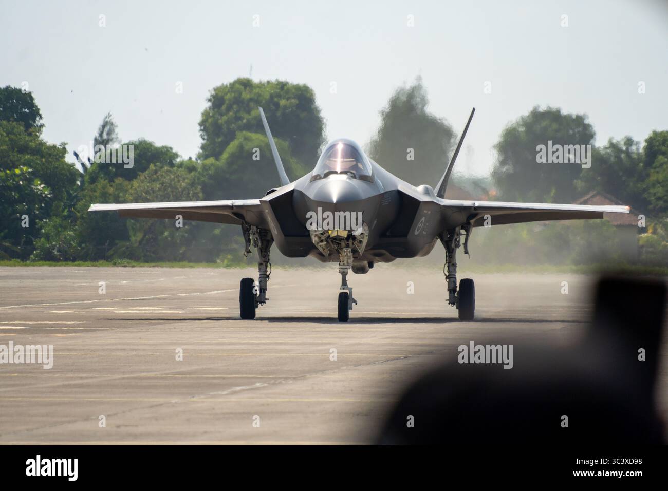 Bali, juillet 26 2025 : un F-35 de la RAAF crée une brume de chaleur du moteur alors qu'il roule sur le tarmac pour un exercice d'entraînement commun. Banque D'Images