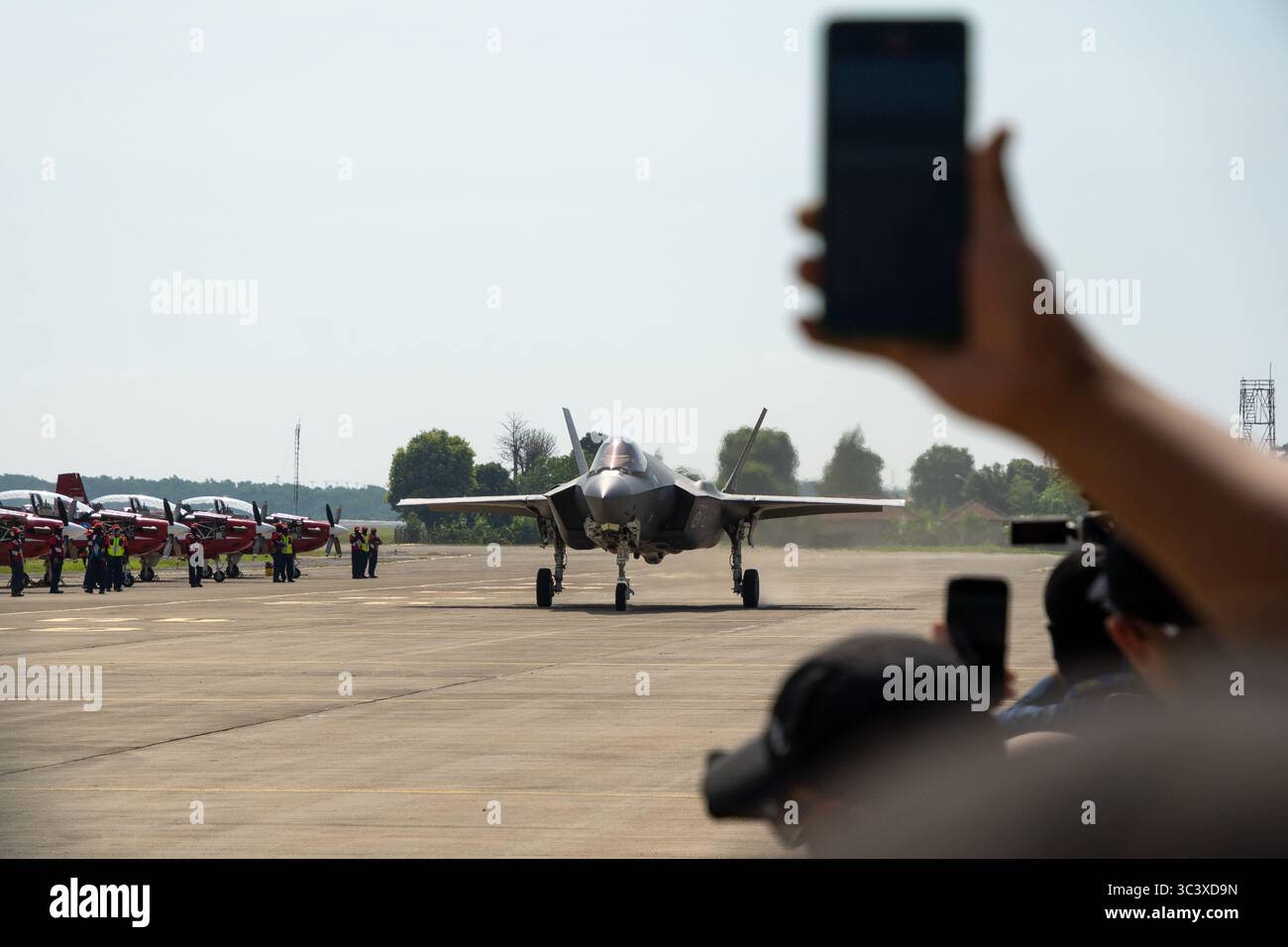 Bali, juillet 26 2025 : un F-35 de la RAAF crée une brume de chaleur du moteur alors qu'il roule sur le tarmac pour un exercice d'entraînement commun. Banque D'Images