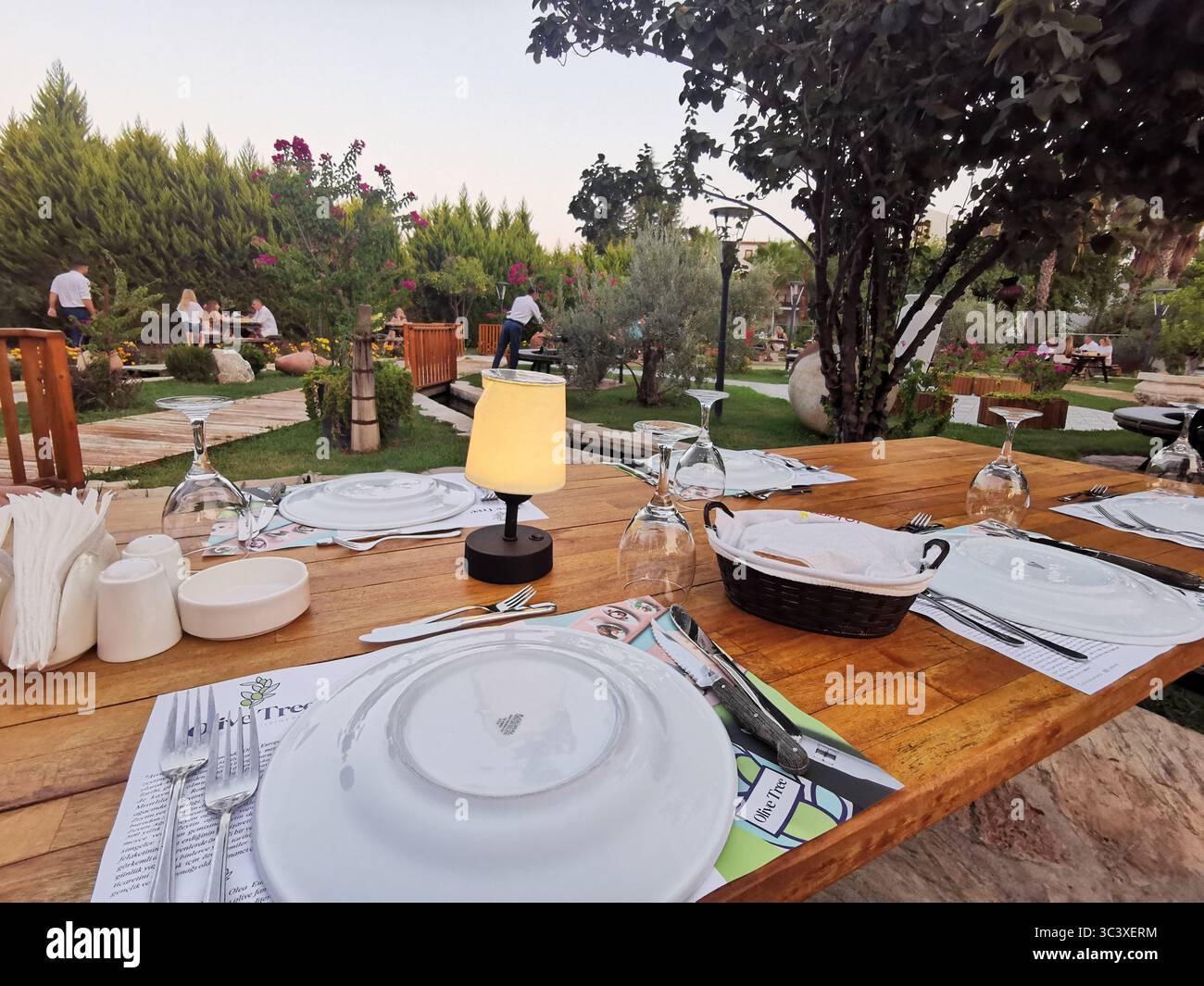 Romantisches Abendessen im Freien à Fethiye, Türkei. Banque D'Images