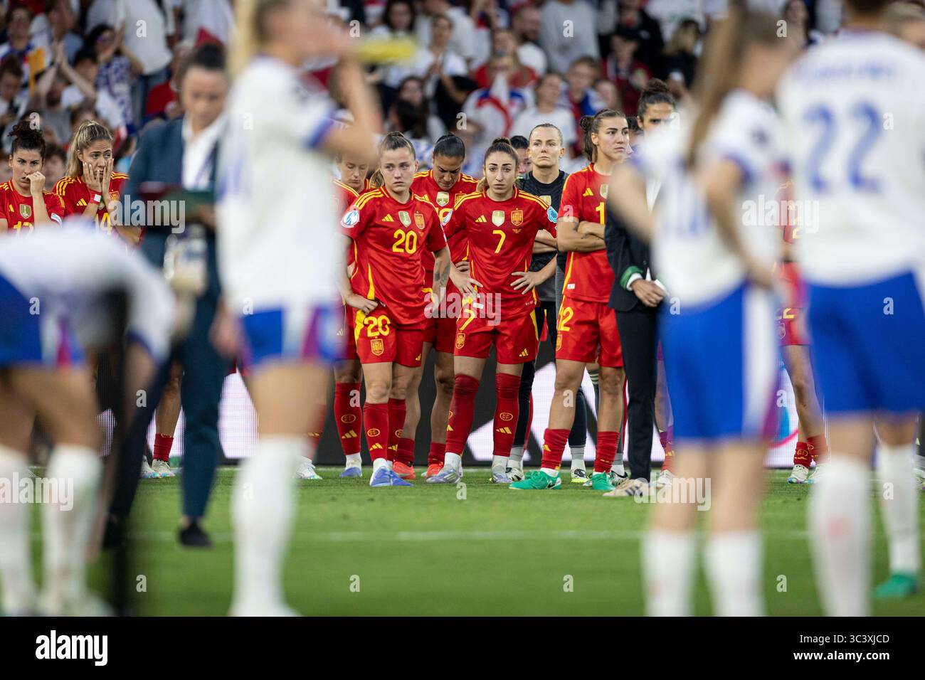 Bâle, Suisse. 27 juillet 2025 : Bâle, Suisse : finale de football féminin de l'UEFA euro 2025, Angleterre contre Espagne : l'équipe espagnole est frustrée alors que les joueurs anglais célèbrent leur victoire au tir de pénalité contre l'Espagne après le match au stade St Jakob, Bâle, Suisse crédit : action plus Sports images/Alamy Live News Banque D'Images