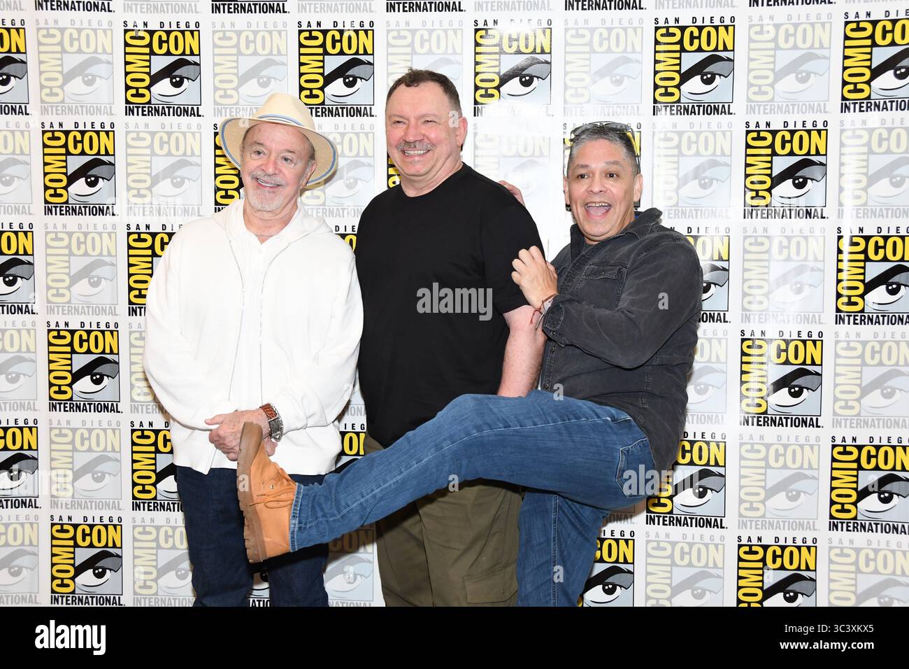 Jim Cummings, Andreas Deja et John Ramirez assistent à la photocall pour "Andreas Deja : 30 ans de Disney Villains" au Comic Con 2025 Day 4 qui s'est tenu en juillet Banque D'Images