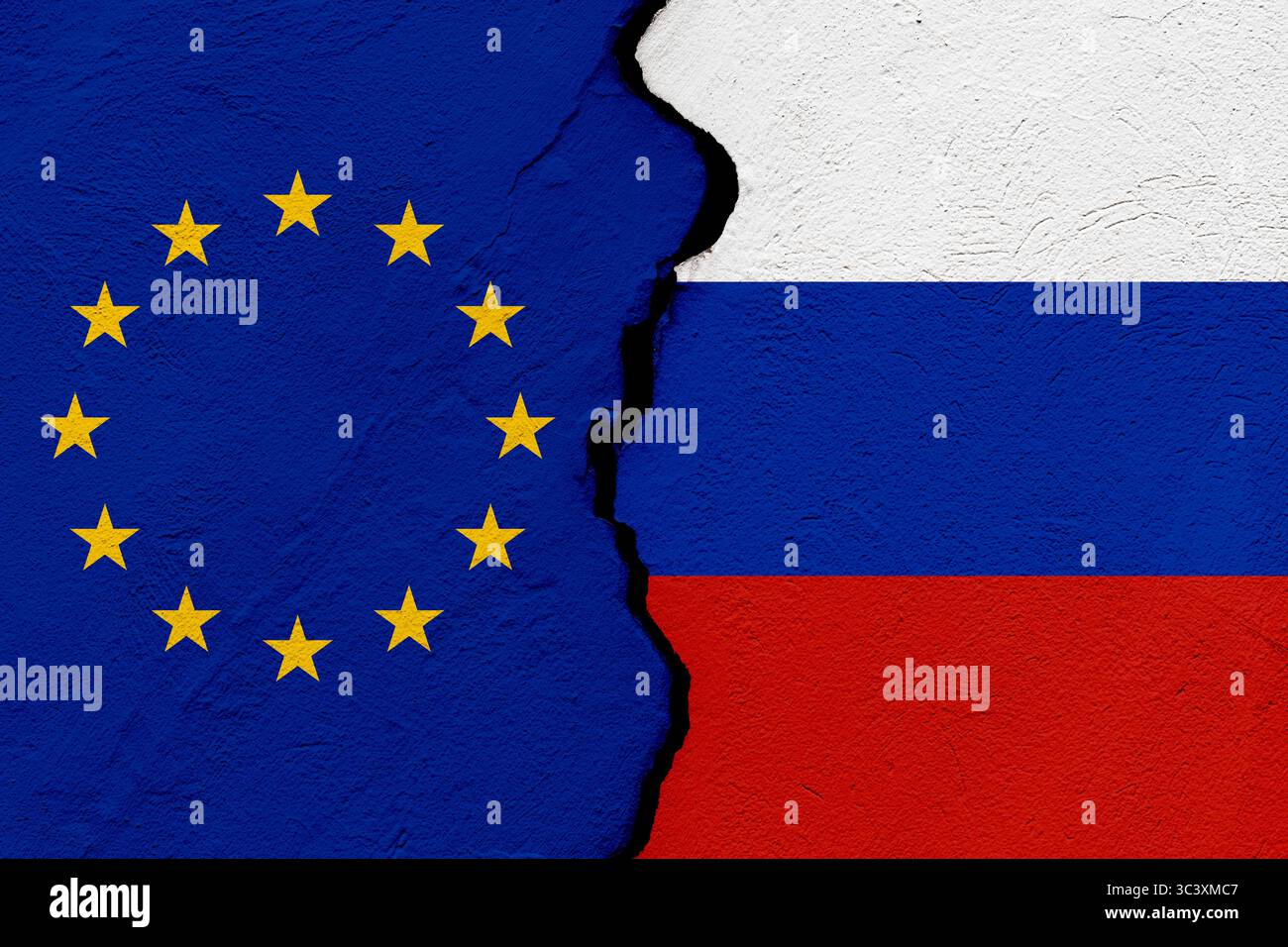 Les drapeaux de l'Union européenne et de la Fédération de Russie dans un mur grunge fissuré. Concept géopolitique et de guerre Banque D'Images