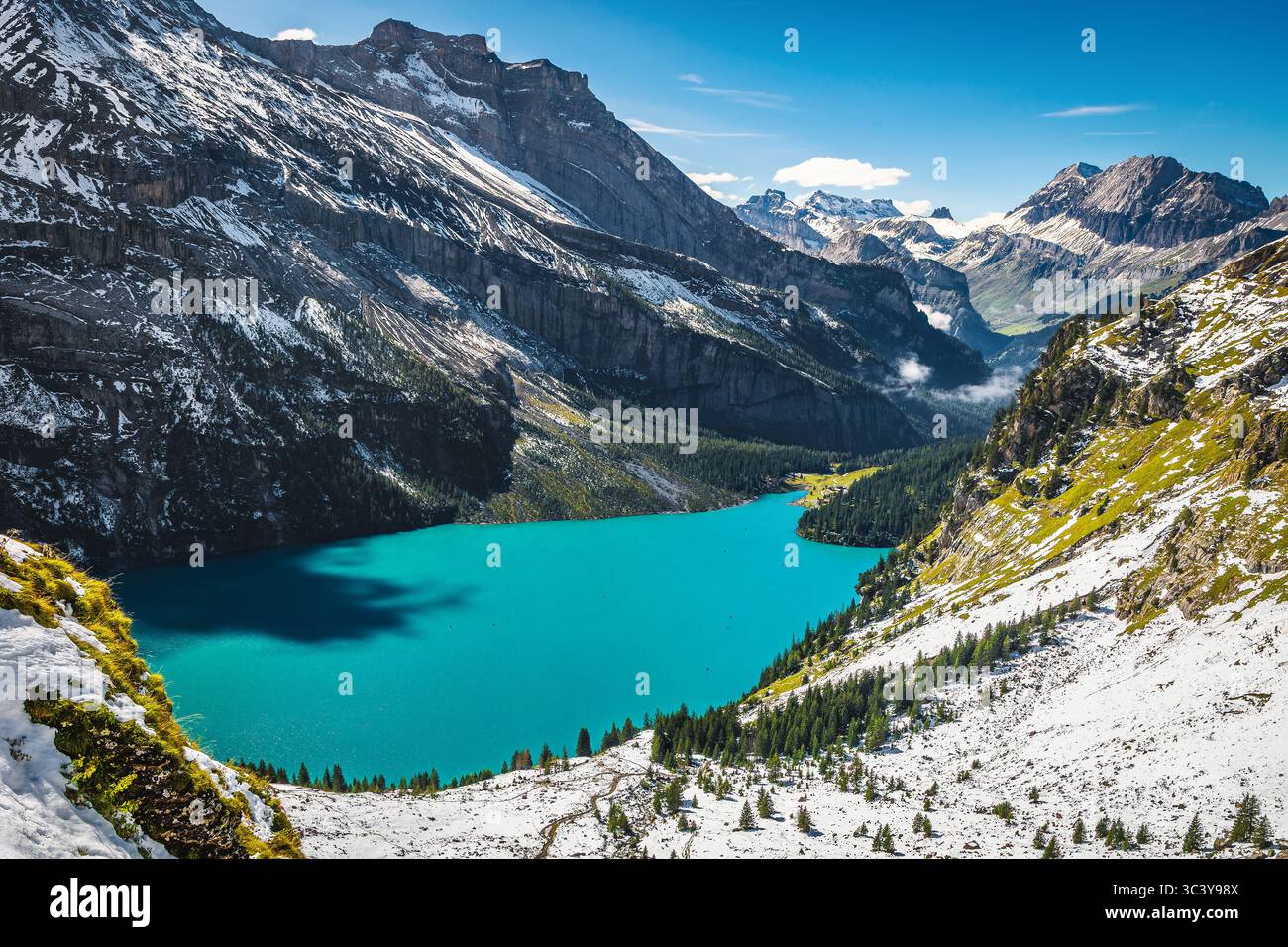 Superbe lac alpin et vue magnifique avec montagnes enneigées au début de l'automne, lac Oeschinensee, Kandersteg, Oberland bernois, Suisse, Europe Banque D'Images