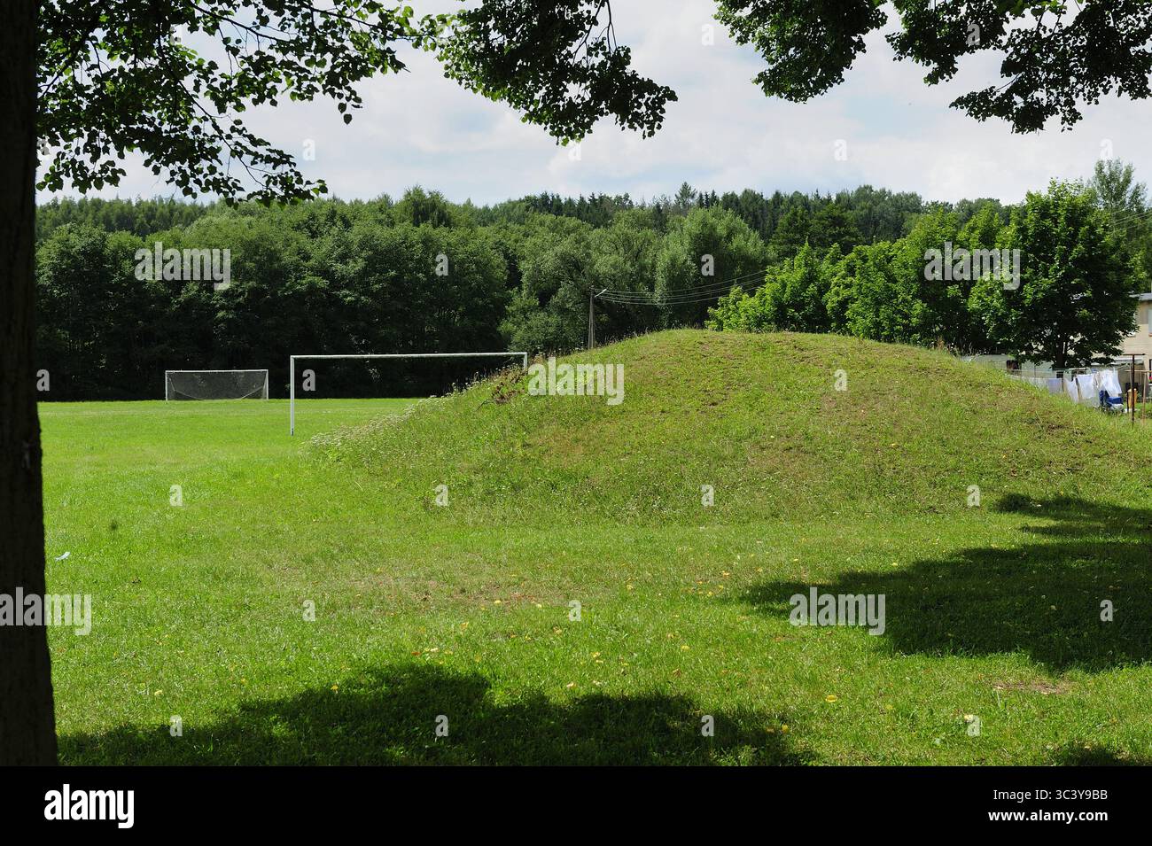 Kudowa Zdroj, Zakrze, Dolnoslaskie, Polska, à Kudowa-Zdrój il y avait une branche du camp de concentration allemand de Gross-Rosen, appelée FAL Sackisch. Prisonniers : principalement des femmes juives de Pologne, Hongrie, République tchèque et Yougoslavie. Prisonniers de guerre italiens dans le camp de Sackisch, le prisonnier Luigi Baldan, les prisonniers étaient employés à l'usine Vereinigte Deutsche Metallwerke (VDM), qui produisch, qui produisait des pièces d'avions. Camp de concentration appelé Stimegalcheid, Kazalz, Kierwicz, Kiel. Banque D'Images