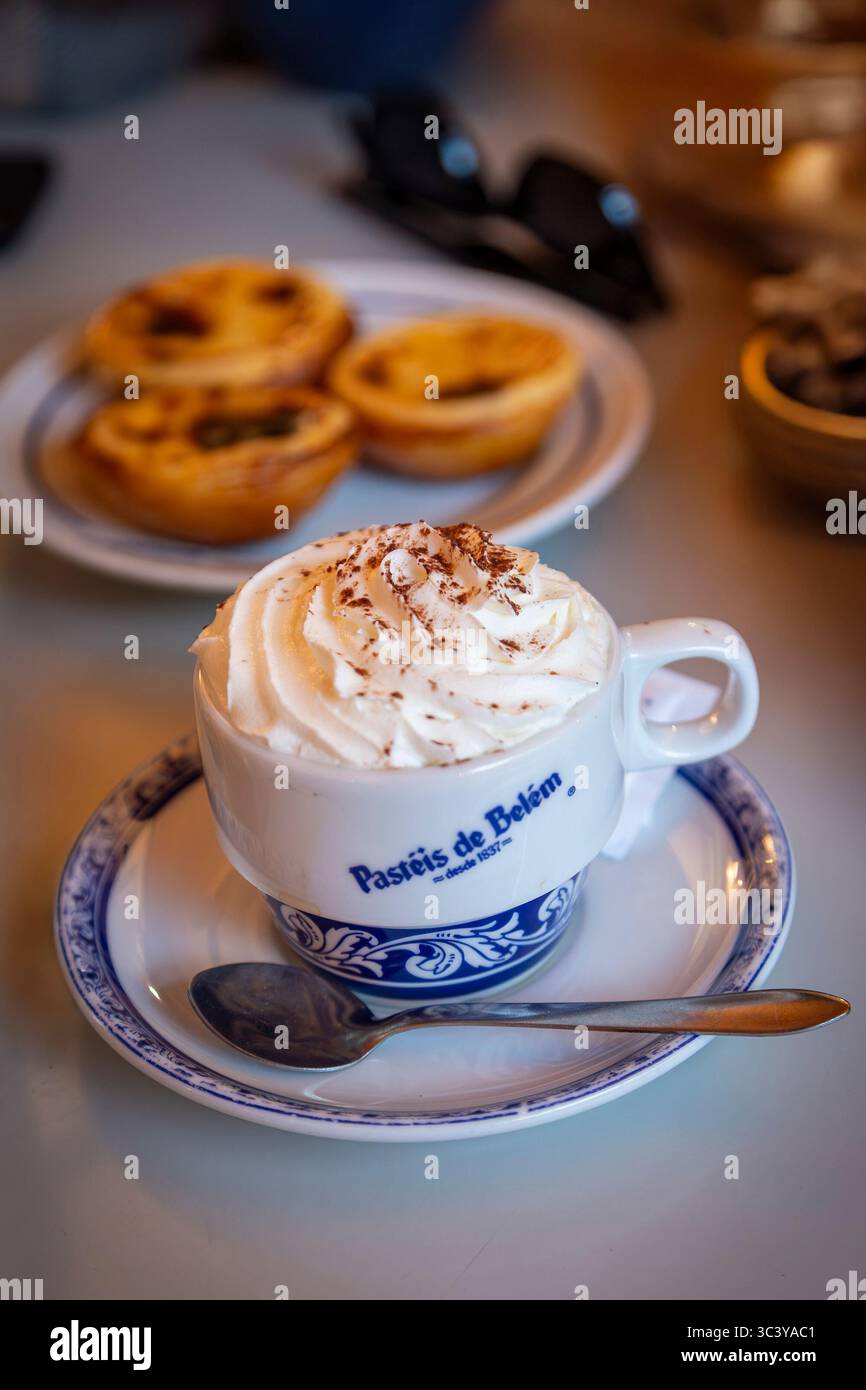Cappuccino au Pasteis de Belem, la boulangerie de Lisbonne de renommée mondiale réputée pour sa tarte à la crème anglaise portugaise élaborée à partir d'une recette secrète transmise depuis le Banque D'Images