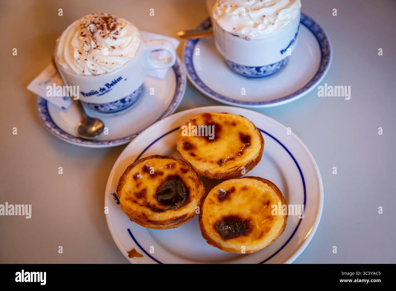 Pasteis de Belem, la boulangerie historique de Lisbonne du XIXe siècle réputée pour sa tarte à la crème anglaise portugaise élaborée à partir d’une recette secrète transmise depuis le Jeró Banque D'Images