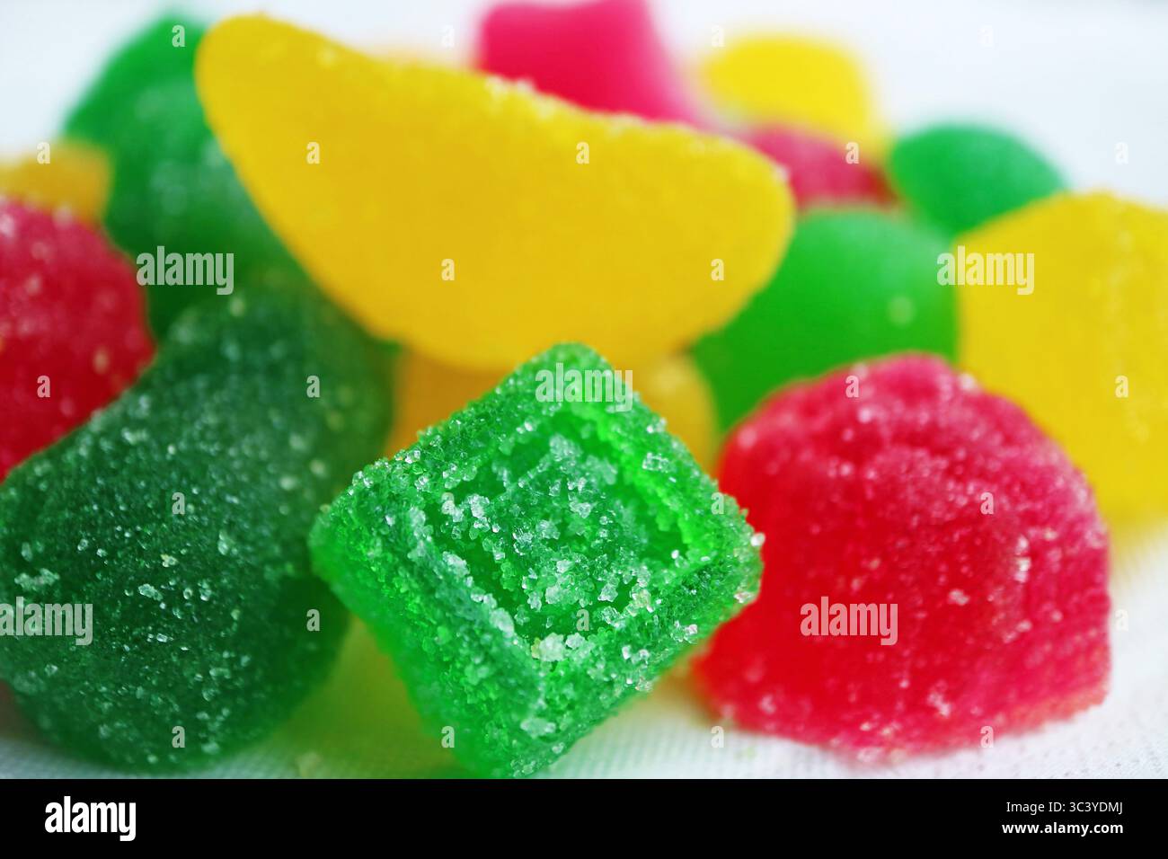 Gros plan sur les bonbons en gelée enrobés de sucre fruité de couleur vive Banque D'Images