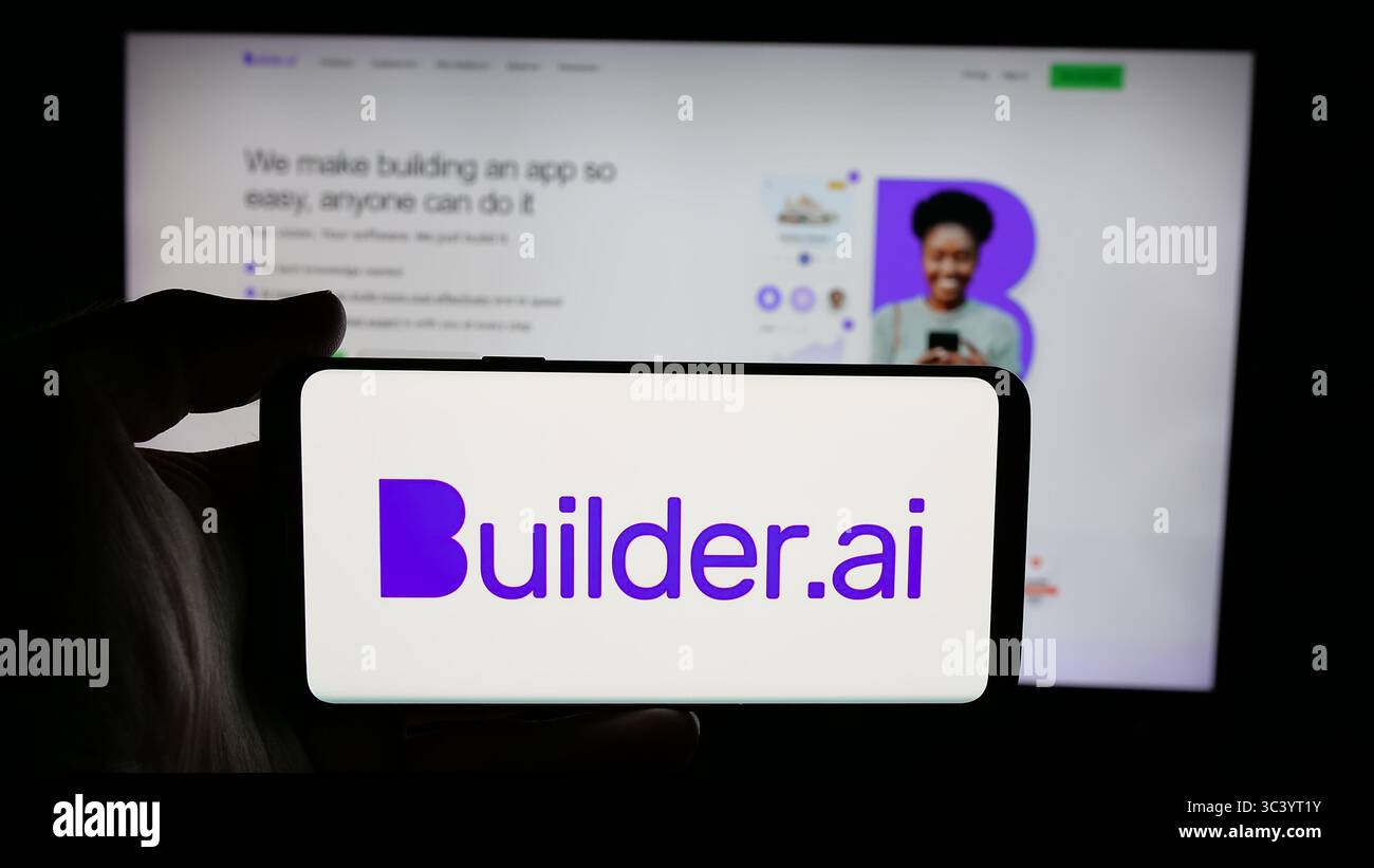 Stuttgart, Allemagne - 06-06-2025 : personne tenant un téléphone portable avec le logo de Engineer.ai Global Limited (Builder.ai) sur l'écran en face de la page web. Banque D'Images