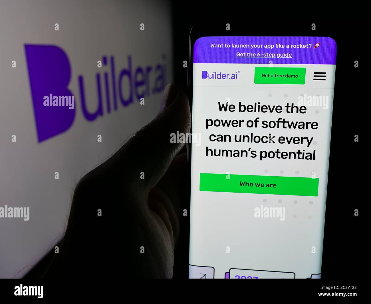 Stuttgart, Allemagne - 06-06-2025 : personne tenant un smartphone avec la page web de Engineer.ai Global Limited (Builder.ai) sur l'écran devant le logo. Banque D'Images