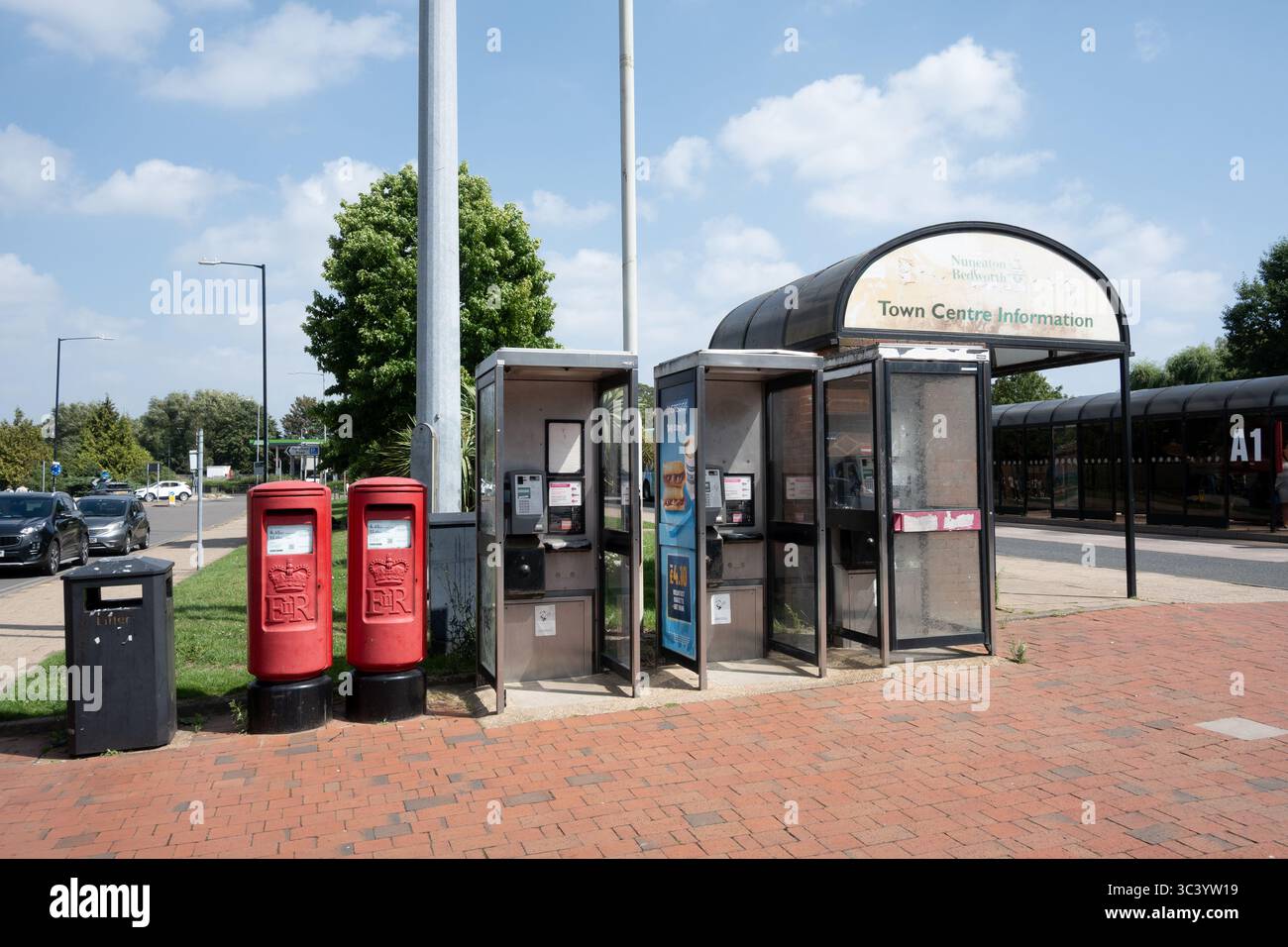 Boîtes téléphoniques et boîtes postales, centre-ville de Nuneaton, Warwickshire, Angleterre, Royaume-Uni Banque D'Images