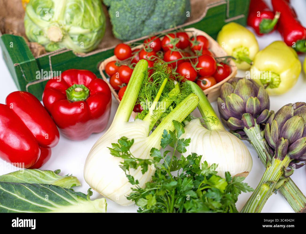 Assortiment de légumes biologiques frais du marché alimentaire local sur fond blanc Banque D'Images