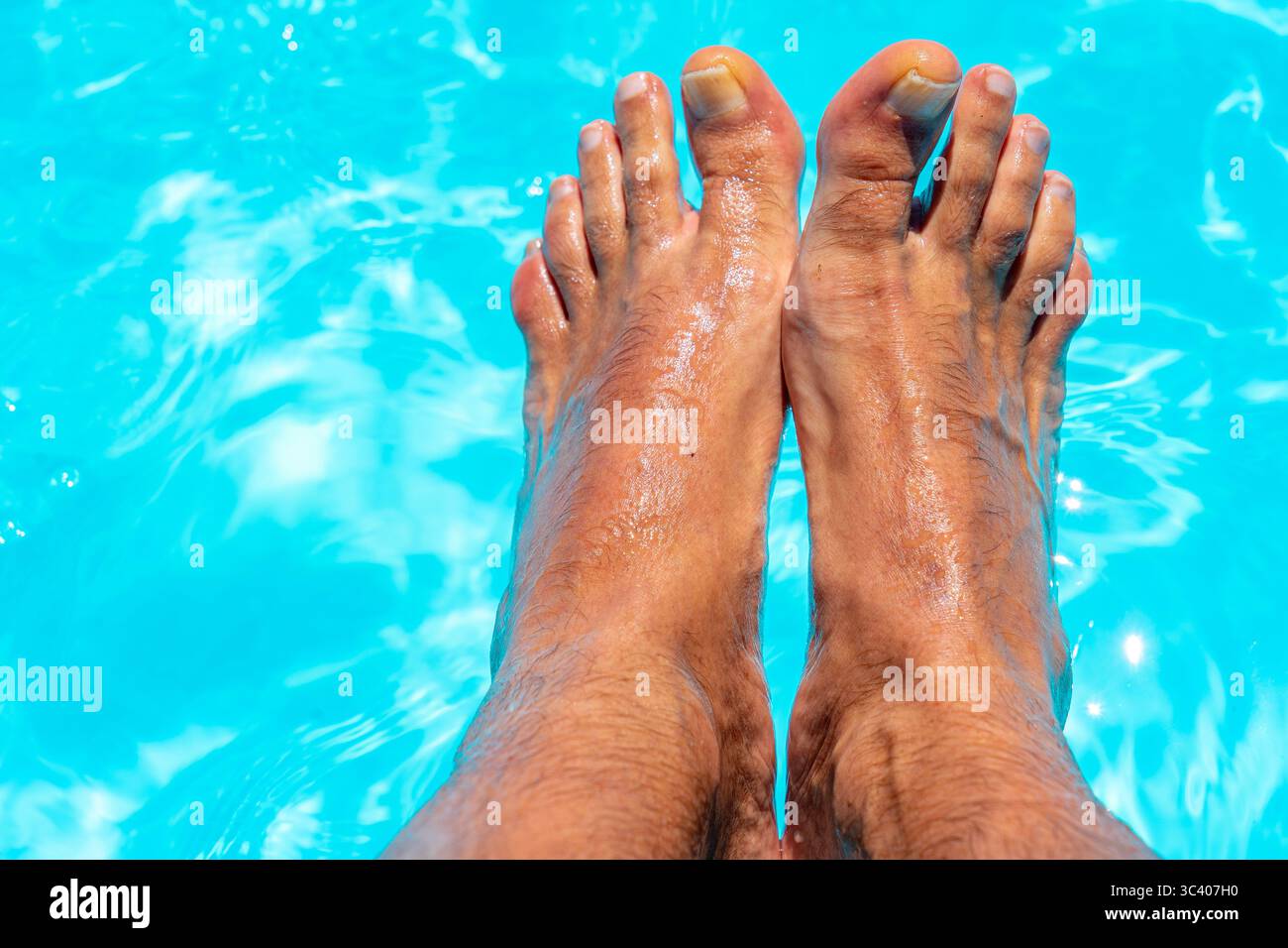 Beaux pieds avec 30 centimètres d'homme blanc caucasien à l'intérieur de l'eau bleue et de la piscine Banque D'Images Beaux pieds avec 30 centimètres d'homme blanc caucasien à l'intérieur de l'eau bleue et de la piscine Banque D'Images