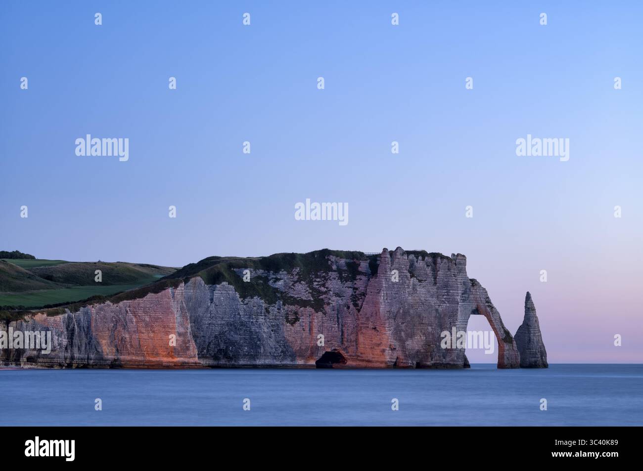 Arche rocheuse falaise ou porte d'aval et aiguille rocheuse aiguille, illuminée, illuminée, Etretat, mer, côte escarpée, falaises, falaises de craie, coas d'albâtre Banque D'Images