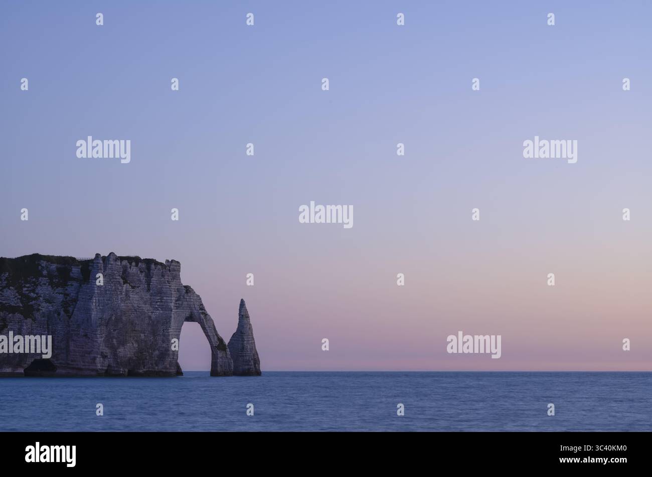 Arche rocheuse falaise ou porte d'aval et aiguille rocheuse aiguille, Etretat, mer, côte escarpée, falaises, falaises de craie, côte d'albâtre, la Cote d'Albatre, su Banque D'Images
