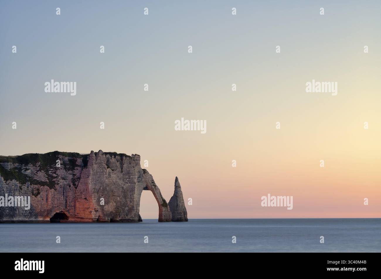 Arche rocheuse falaise ou porte d'aval et aiguille rocheuse aiguille, illuminée, illuminée, Etretat, mer, côte escarpée, falaises, falaises de craie, coas d'albâtre Banque D'Images