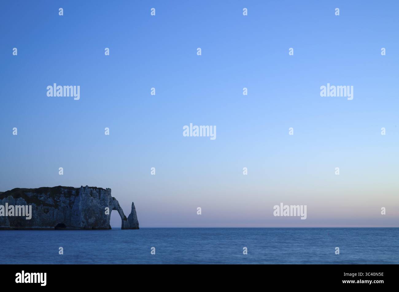 Arche rocheuse falaise ou porte d'aval et aiguille rocheuse aiguille, Etretat, mer, côte escarpée, falaises, falaises de craie, côte d'albâtre, la Cote d'Albatre, su Banque D'Images