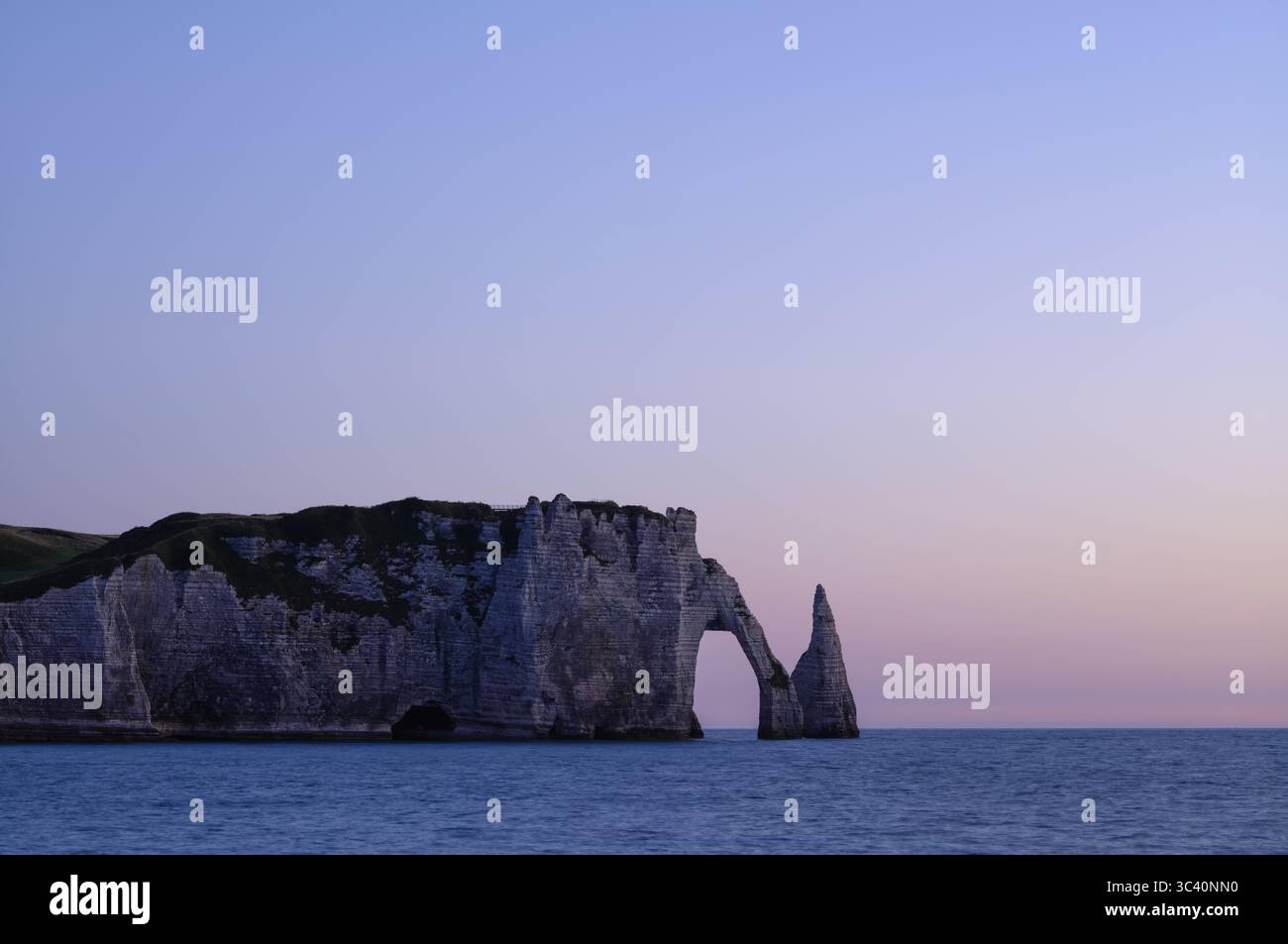 Arche rocheuse falaise ou porte d'aval et aiguille rocheuse aiguille, Etretat, mer, côte escarpée, falaises, falaises de craie, côte d'albâtre, la Cote d'Albatre, su Banque D'Images