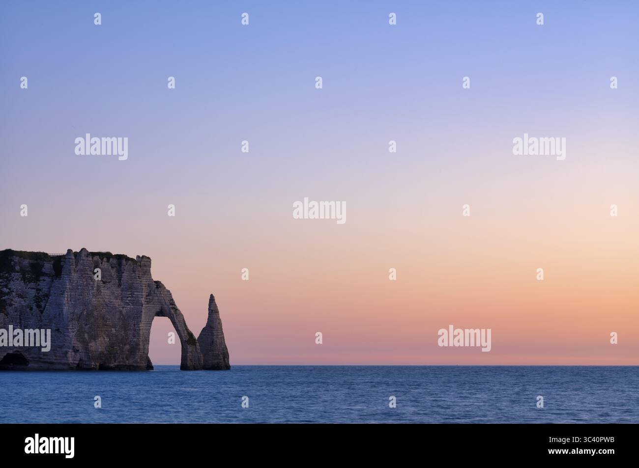 Arche rocheuse falaise ou porte d'aval et aiguille rocheuse aiguille, Etretat, mer, côte escarpée, falaises, falaises de craie, côte d'albâtre, la Cote d'Albatre, su Banque D'Images