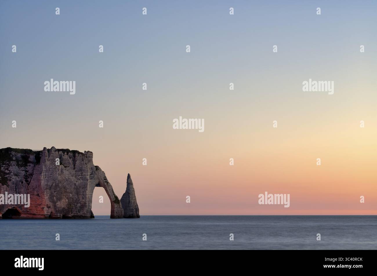 Arche rocheuse falaise ou porte d'aval et aiguille rocheuse aiguille, illuminée, illuminée, Etretat, mer, côte escarpée, falaises, falaises de craie, coas d'albâtre Banque D'Images