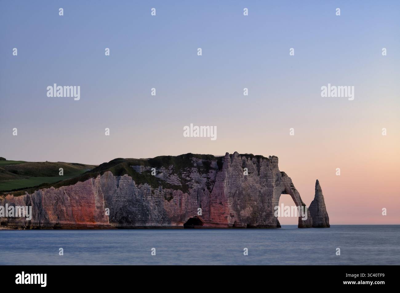 Arche rocheuse falaise ou porte d'aval et aiguille rocheuse aiguille, illuminée, illuminée, Etretat, mer, côte escarpée, falaises, falaises de craie, coas d'albâtre Banque D'Images