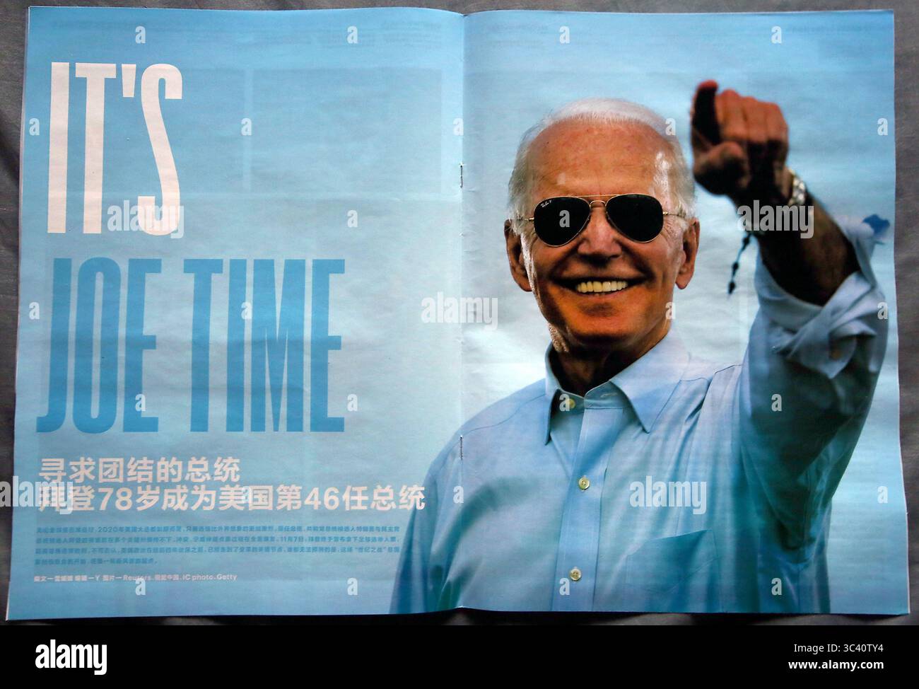 16 décembre 2020, PÉKIN, CHINE : un fournisseur de nouvelles vend un magazine chinois de premier plan, présentant un article sur Joe Biden en cours de confirmation président élu, dans un kiosque de nouvelles à Pékin le mercredi 16 décembre 2020. La Chine espère qu'avec l'élection de Biden, les tensions sur un large éventail de questions s'atténueront entre les deux plus grandes économies du monde. (Crédit image : © Todd Lee/ZUMA Wire) Banque D'Images