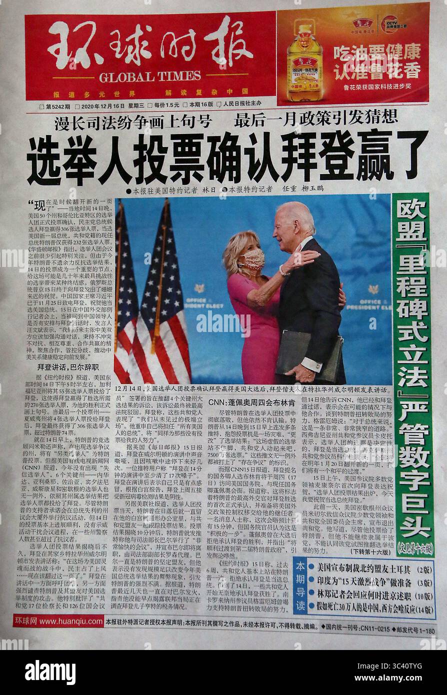 16 décembre 2020, PÉKIN, CHINE : un fournisseur de nouvelles vend un journal chinois de premier plan, présentant des histoires sur Joe Biden en cours de confirmation président élu, dans un kiosque de nouvelles à Pékin le mercredi 16 décembre 2020. La Chine espère qu'avec l'élection de Biden, les tensions sur un large éventail de questions s'atténueront entre les deux plus grandes économies du monde. (Crédit image : © Todd Lee/ZUMA Wire) Banque D'Images