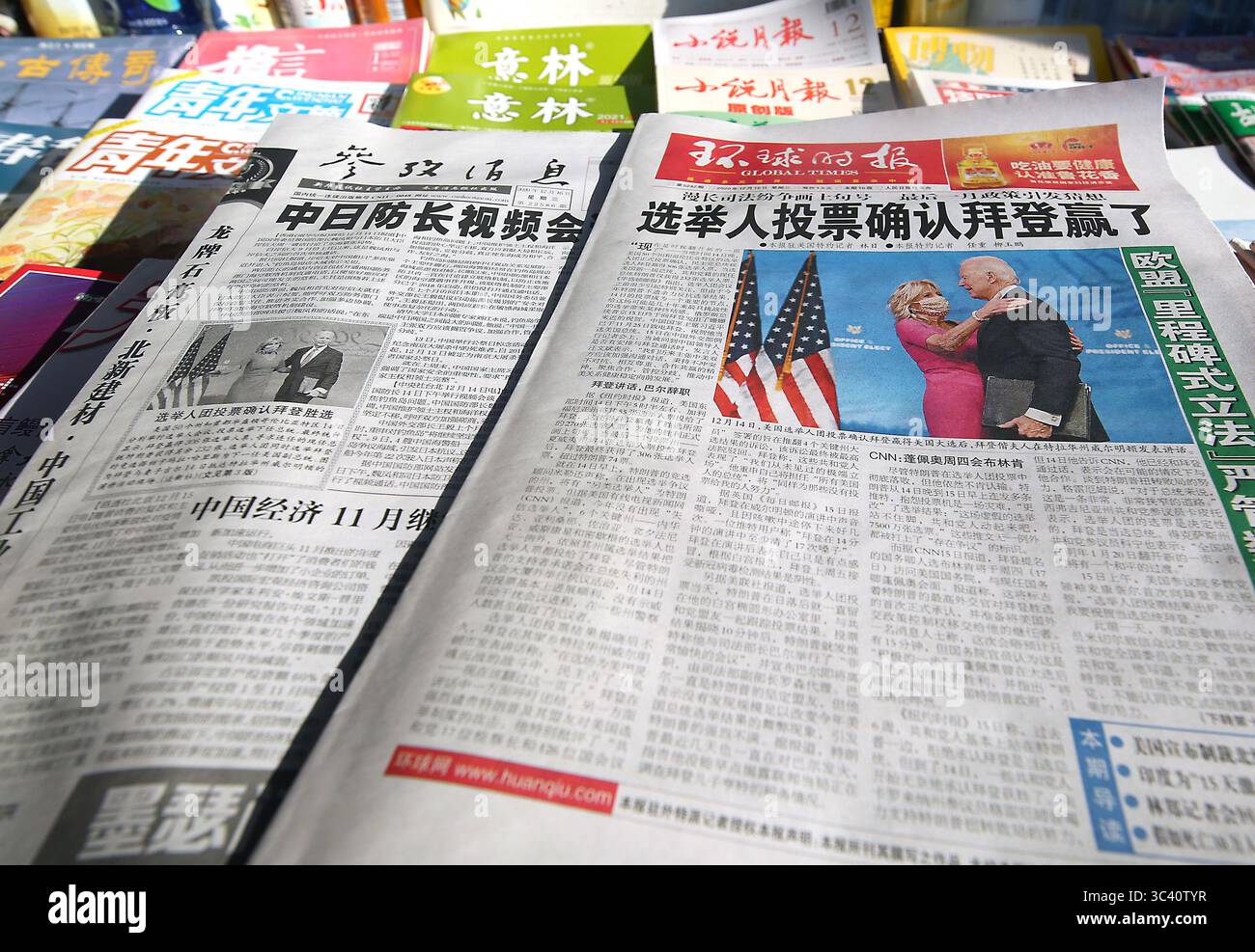 16 décembre 2020, PÉKIN, CHINE : un fournisseur de nouvelles vend des journaux chinois de premier plan, avec des articles sur Joe Biden en cours de confirmation président élu, dans un kiosque de nouvelles à Pékin le mercredi 16 décembre 2020. La Chine espère qu'avec l'élection de Biden, les tensions sur un large éventail de questions s'atténueront entre les deux plus grandes économies du monde. (Crédit image : © Todd Lee/ZUMA Wire) Banque D'Images