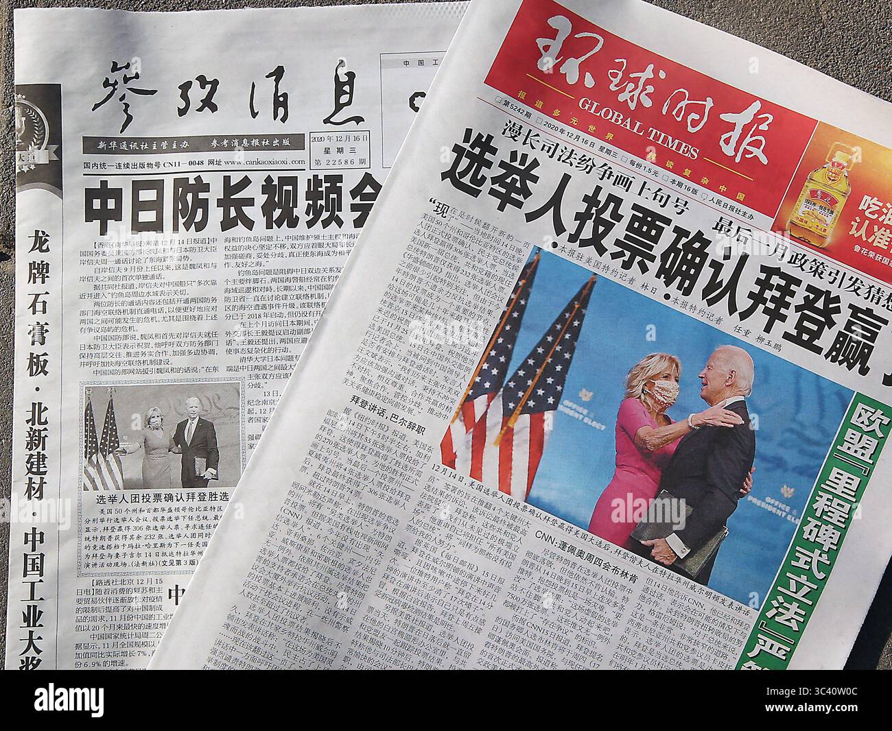 16 décembre 2020, PÉKIN, CHINE : un fournisseur de nouvelles vend des journaux chinois de premier plan, avec des articles sur Joe Biden en cours de confirmation président élu, dans un kiosque de nouvelles à Pékin le mercredi 16 décembre 2020. La Chine espère qu'avec l'élection de Biden, les tensions sur un large éventail de questions s'atténueront entre les deux plus grandes économies du monde. (Crédit image : © Todd Lee/ZUMA Wire) Banque D'Images
