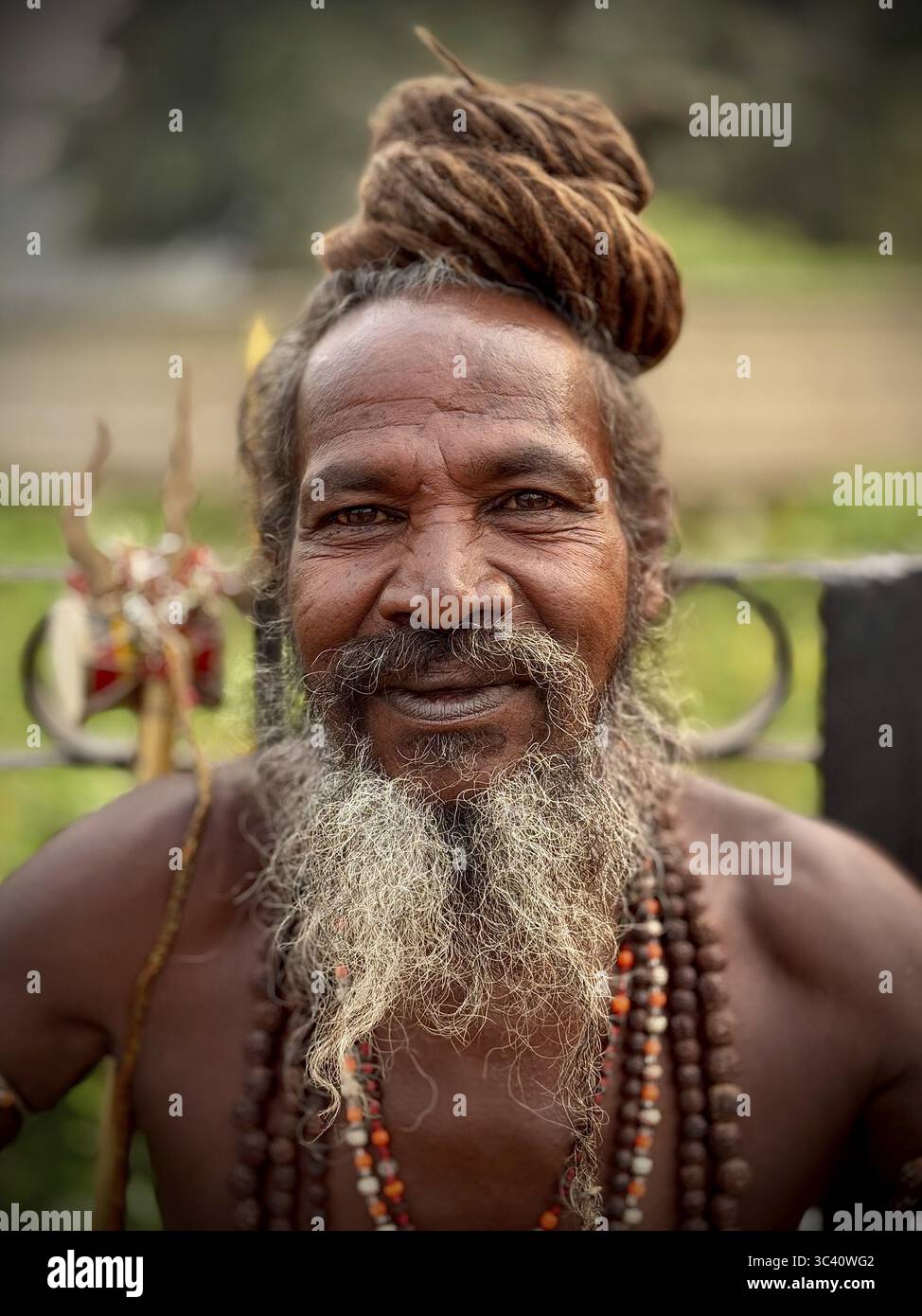 Portrait d'un homme âgé avec les cheveux Rasta et la barbe, vêtu de vêtements traditionnels et souriant d'une manière amicale, Delhi, Inde Banque D'Images