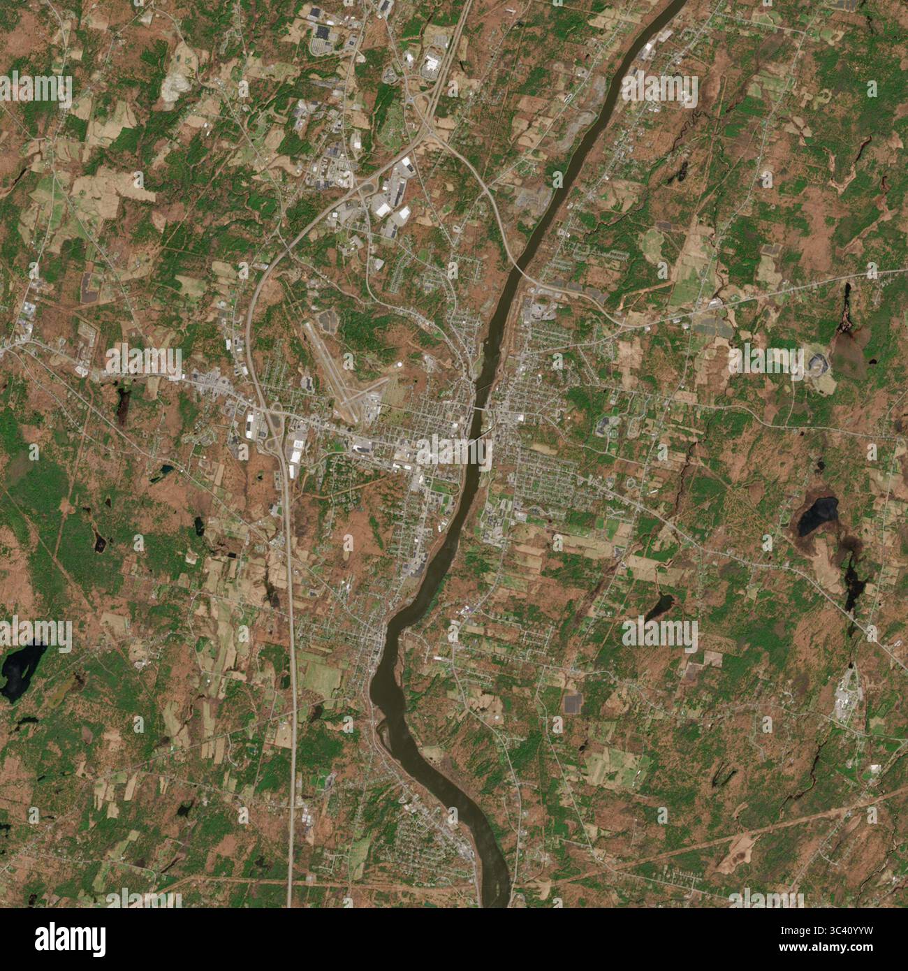 Image satellite d'Augusta, la capitale du Maine, États-Unis - contient des données sentinelles Copernicus modifiées (2025) Banque D'Images