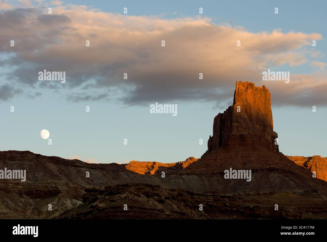 Lever de lune au-dessus des tours de grès, Canyonlands National Park, Utah. Banque D'Images