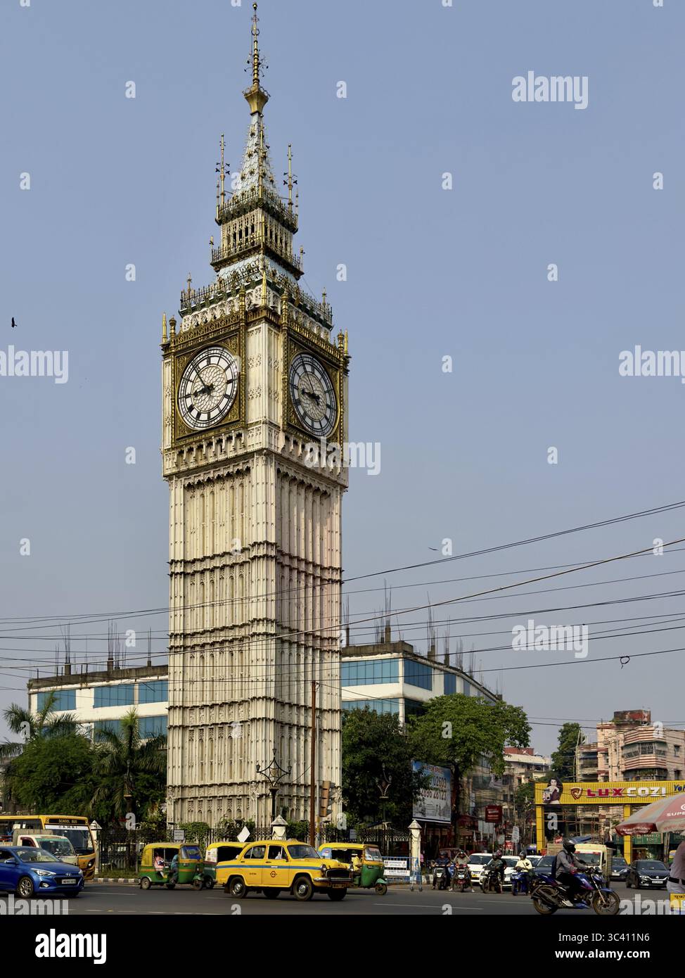 Tour de l'horloge imposante dans un paysage urbain animé sous un ciel dégagé avec des véhicules qui passent, Time zone Tower, Lake Town, Kolkata, West Bengale, Inde Banque D'Images